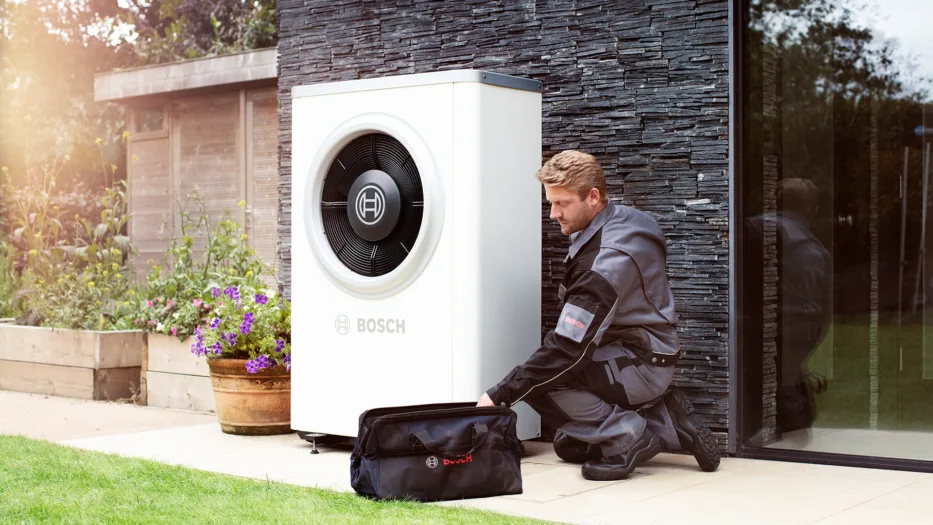 7001_Outdoor_Unit_-_Lifestyle_With_Installer (1) 7001_Outdoor_Unit_-_Lifestyle_With_Installer (1)